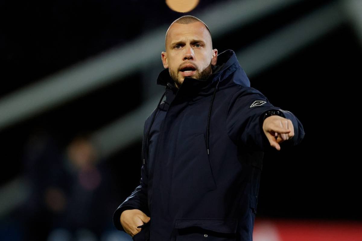 john heitinga de nieuwe trainer van ajax en het programma in de voorbereiding