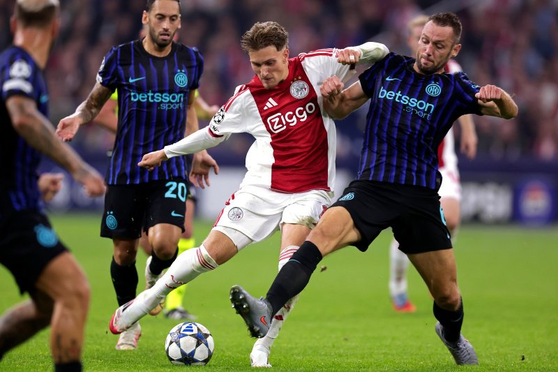 Stefan De Vrij lijkt komende zomer beschikbaar te worden. 