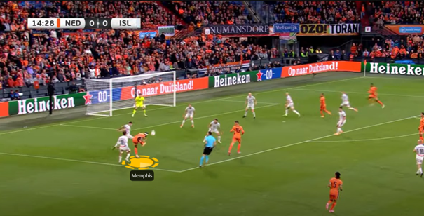 Memphis Depay probeert het tegen IJsland