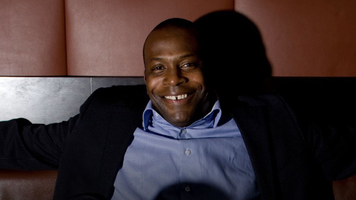 Stanley Menzo – bondscoach van Suriname, kan zijn land voor het eerst in de geschiedenis naar een WK leiden. De wedstrijden tegen El Salvador en Guatemala zijn cruciaal.