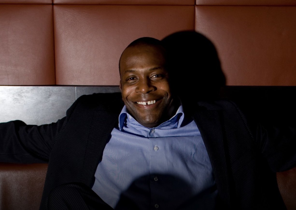 Stanley Menzo – bondscoach van Suriname, kan zijn land voor het eerst in de geschiedenis naar een WK leiden. De wedstrijden tegen El Salvador en Guatemala zijn cruciaal.