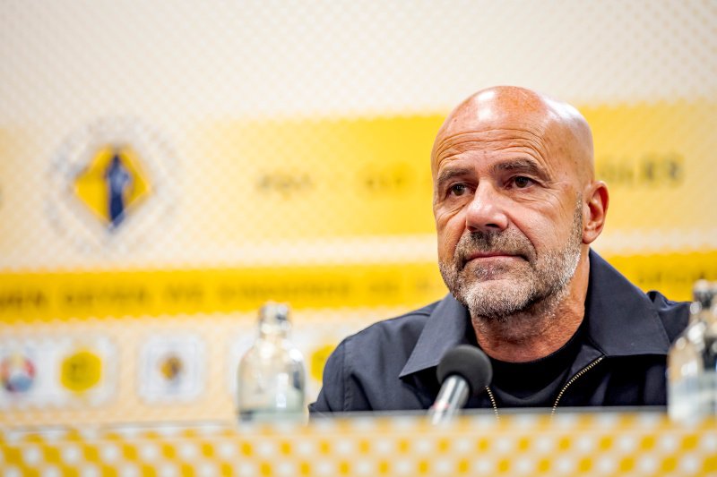 Peter Bosz tijdens de persconferentie 