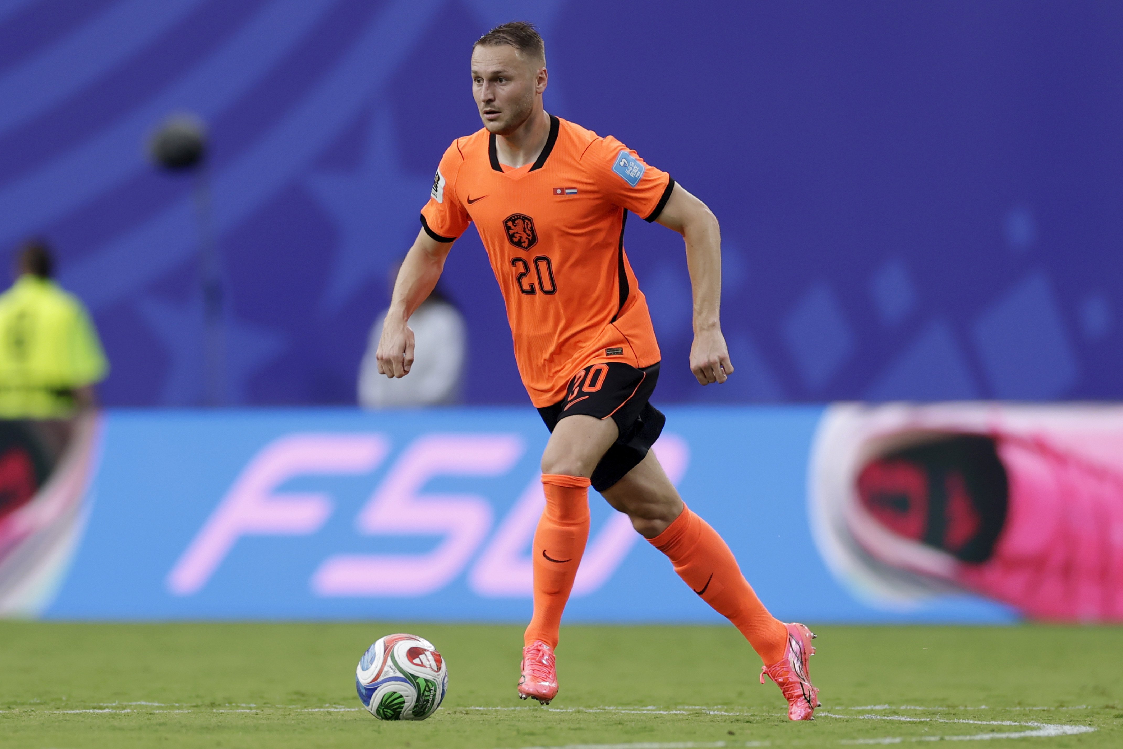 Teun Koopmeiners tijdens een wedstrijd van het Nederlands elftal. De Juventus-middenvelder heeft zijn stadswoning in Alkmaar te koop gezet.
