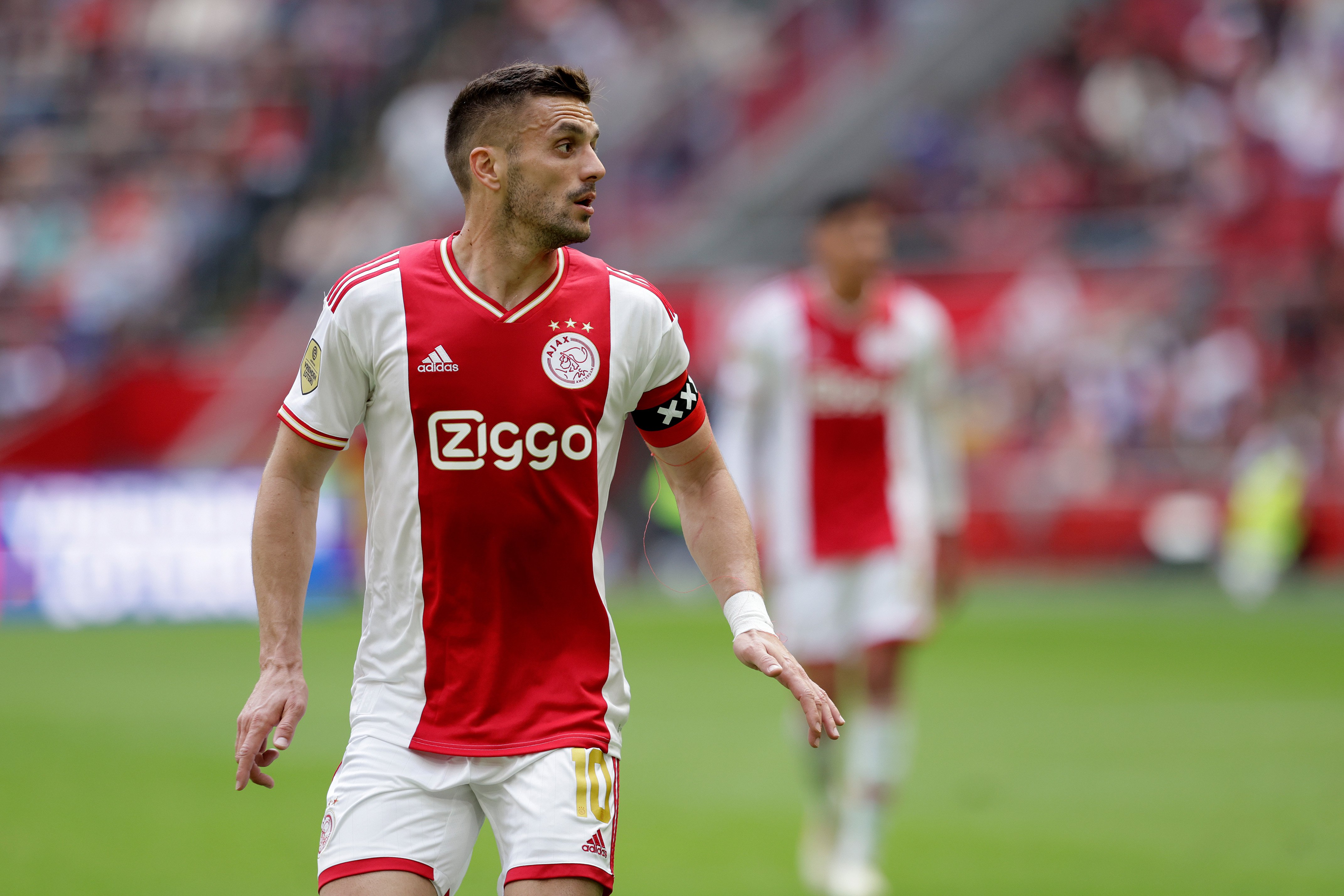 Dusan Tadic kan na zijn vertrek bij Al-Wahda terugkeren naar de Eredivisie. NEC onderzoekt de komst van de voormalig aanvoerder van Ajax.