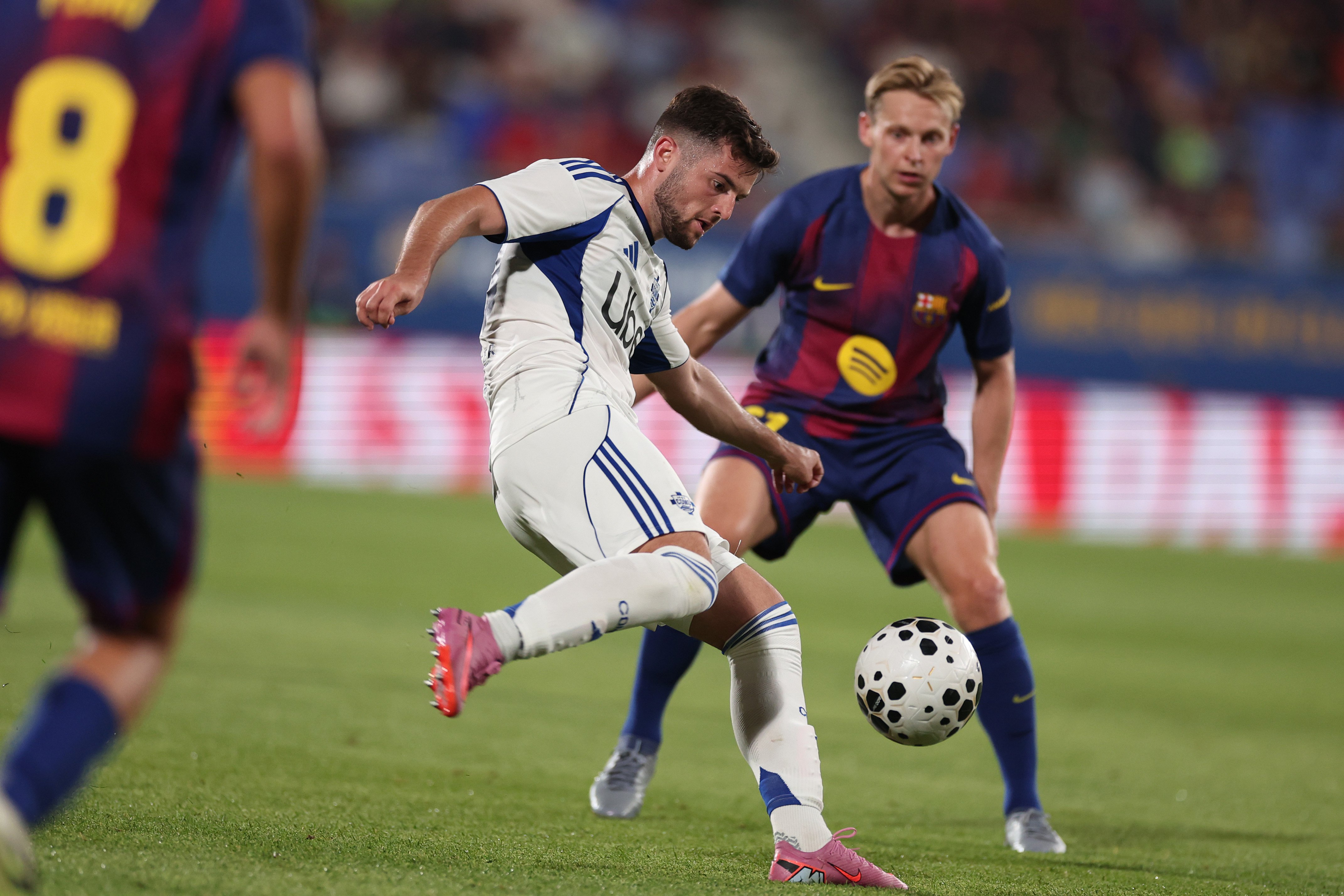 Martin Baturina (Como 1907) in duel met Frenkie de Jong (FC Barcelona)