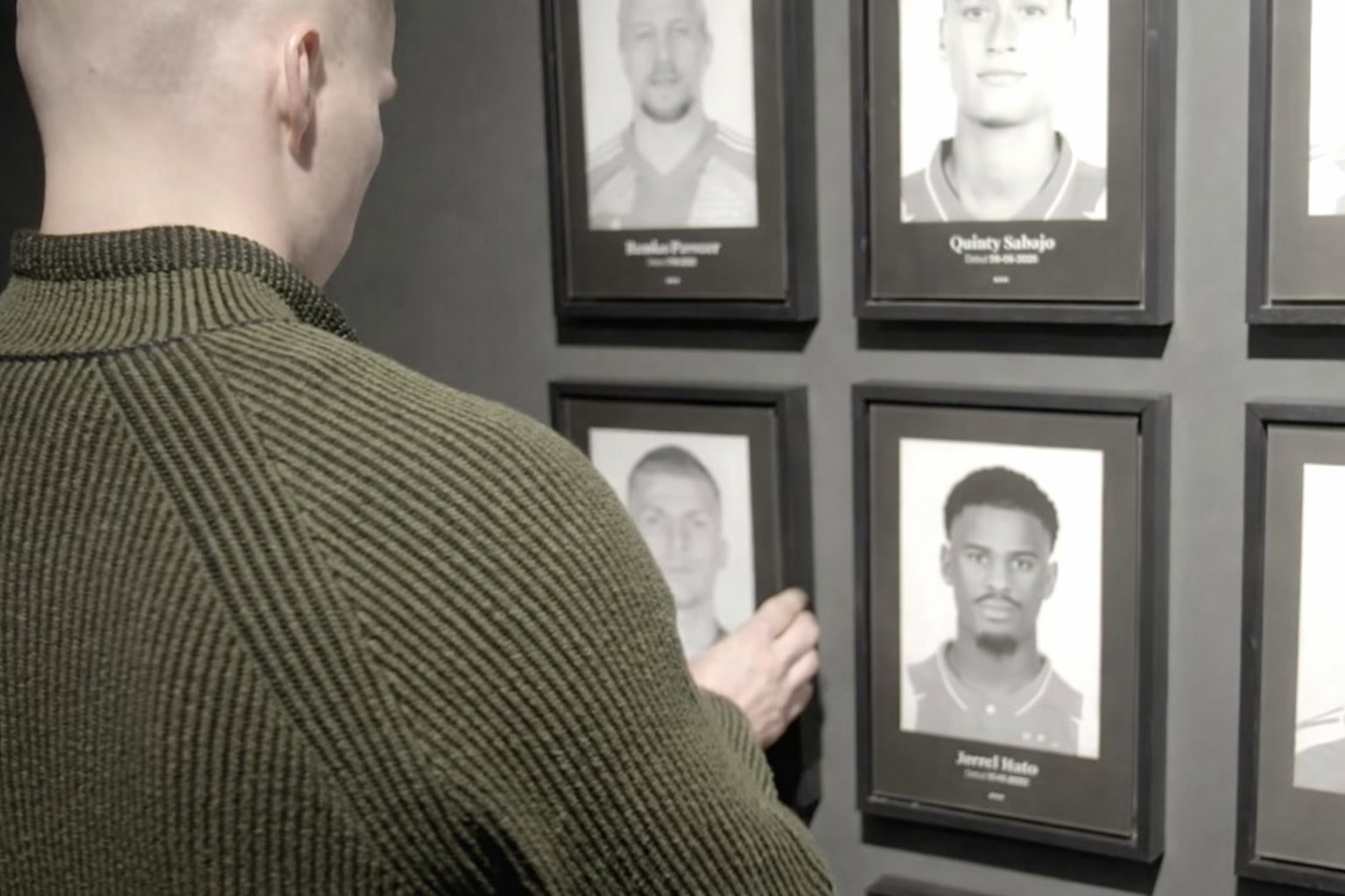 Anton Gaaei hangt een portret van zichzelf aan de muur in de Johan Cruijff Arena.