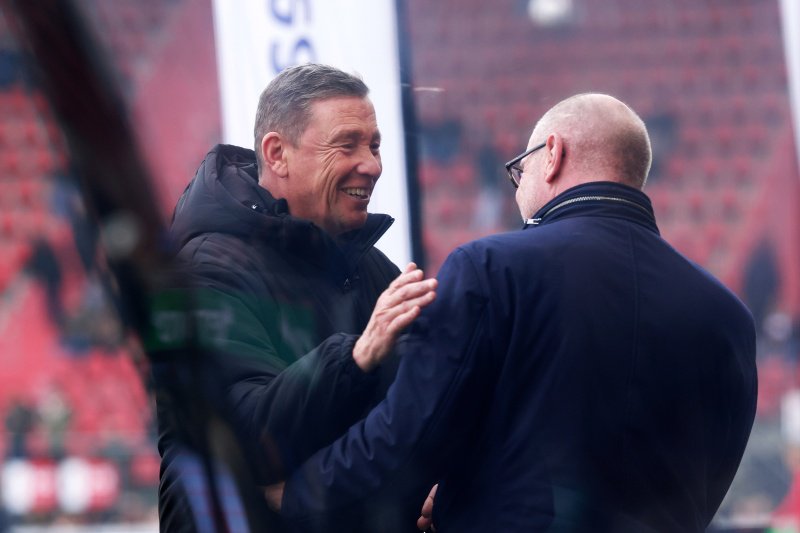 Interim-coaches van AZ en Ajax: links Leeroy Echteld (AZ) en rechts Fred Grim (Ajax)