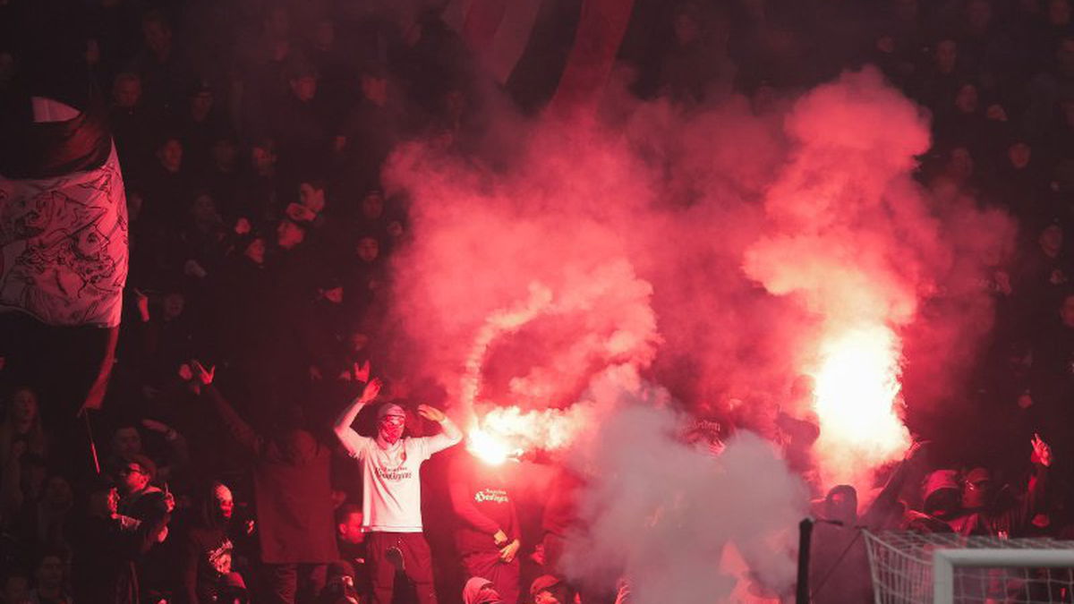 De F-Side van Ajax die ervoor zorgde dat de wedstrijd tegen FC Groningen gestaakt werd.