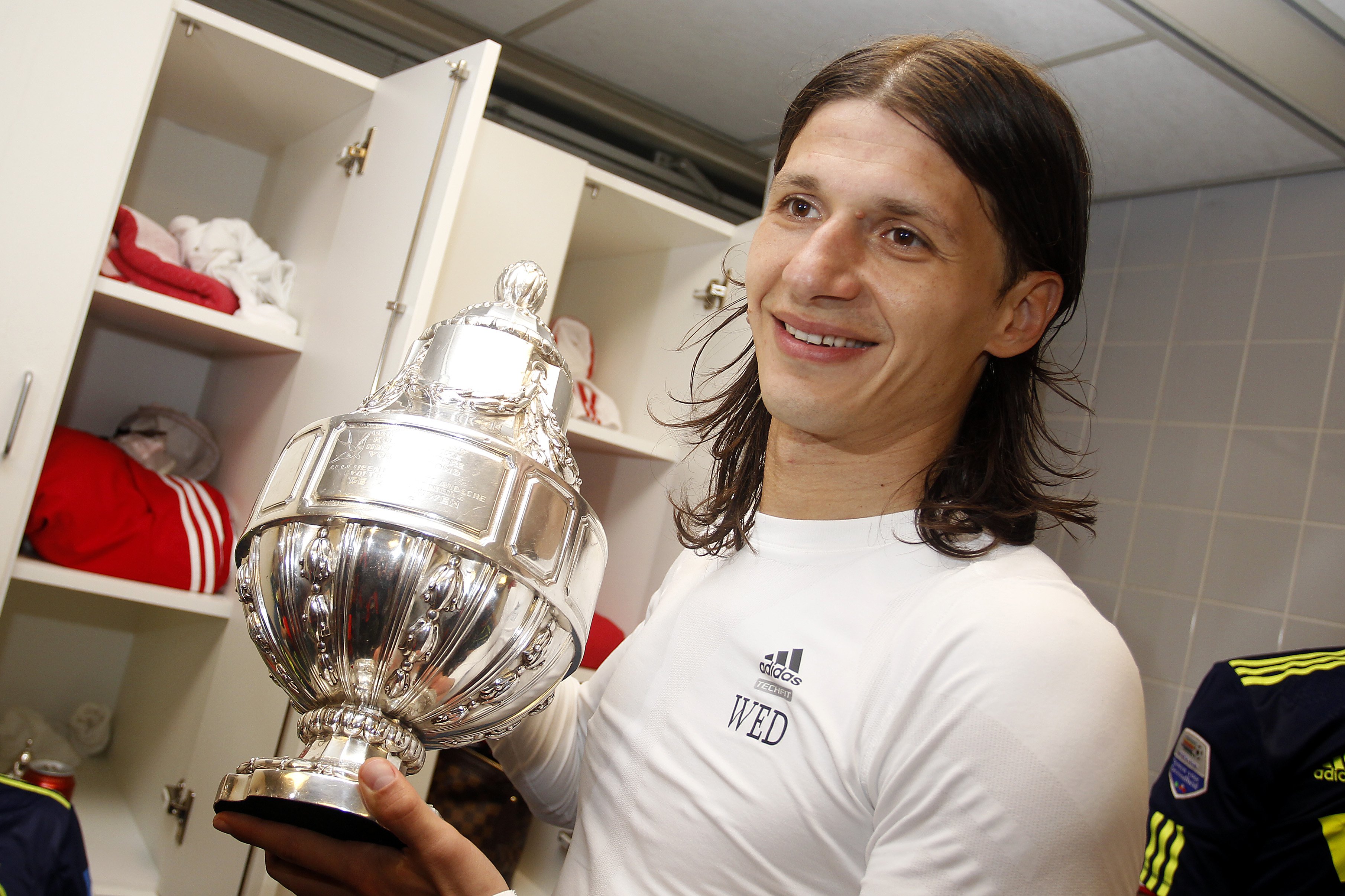 pantelic viert de winst van de knvb beker met ajax in 2010. ajax wint in finale van feyenoord