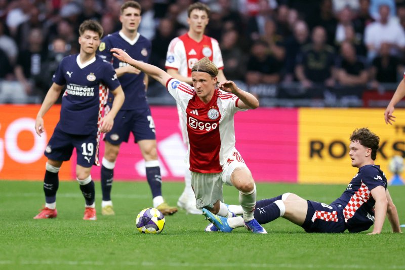 Kasper Dolberg in actie namens Ajax tegen PSV