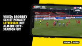 Brobbey schiet penalty het Almere City-stadion uit