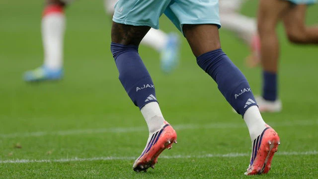 Ajax helpt Burnley uit de brand met afgeknipte sokken na blunder met tenues