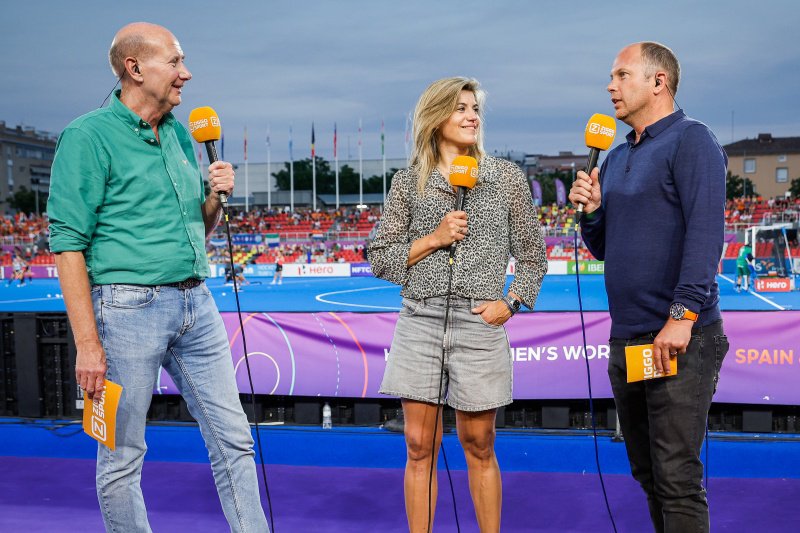 Kim Lammers (midden) presenteert Ronda