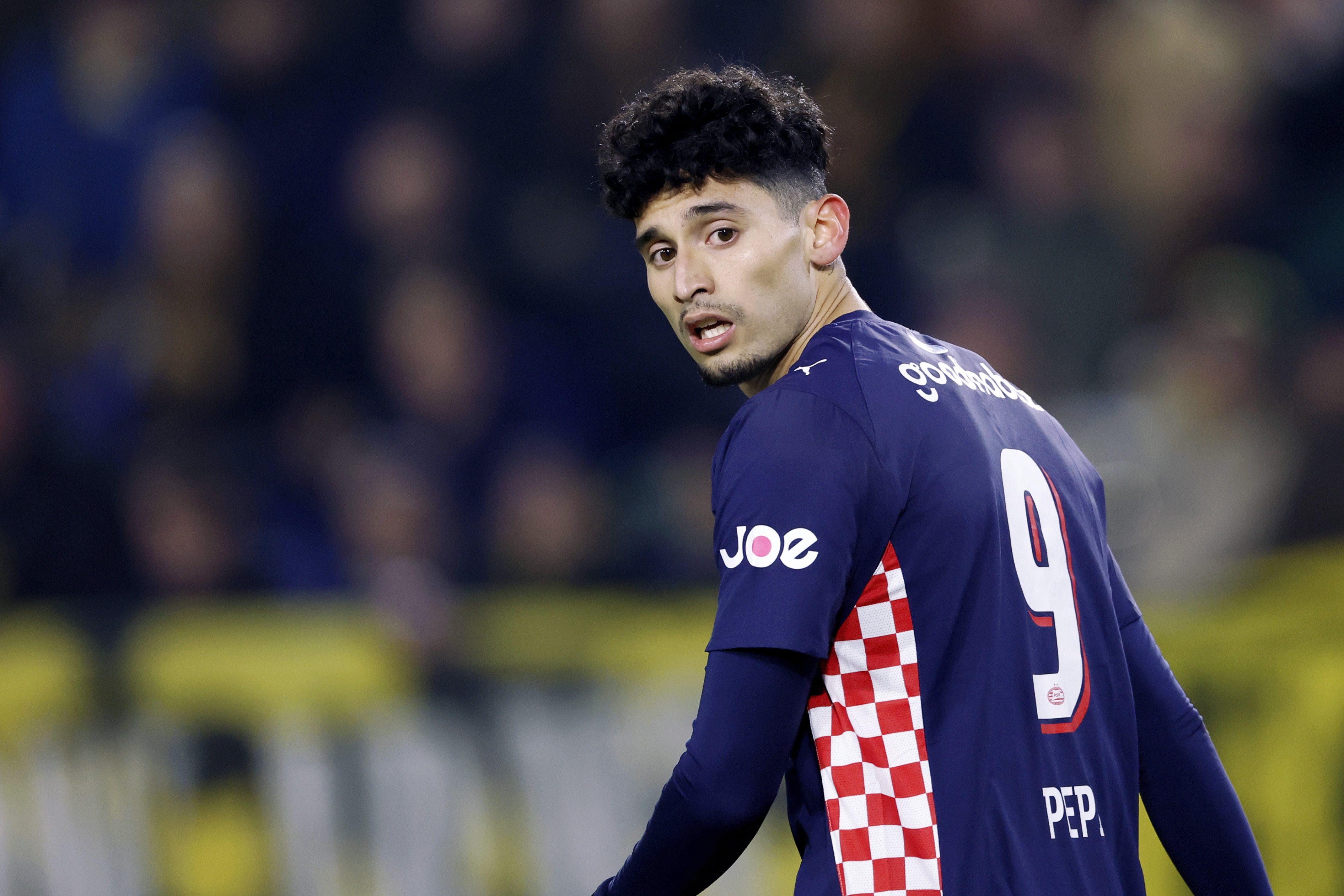 Ricardo Pepi in PSV-shirt. Terwijl Fulham miljoenen op tafel legt, staat de spits symbool voor een PSV dat in de winter niet meer automatisch hoeft te verkopen.