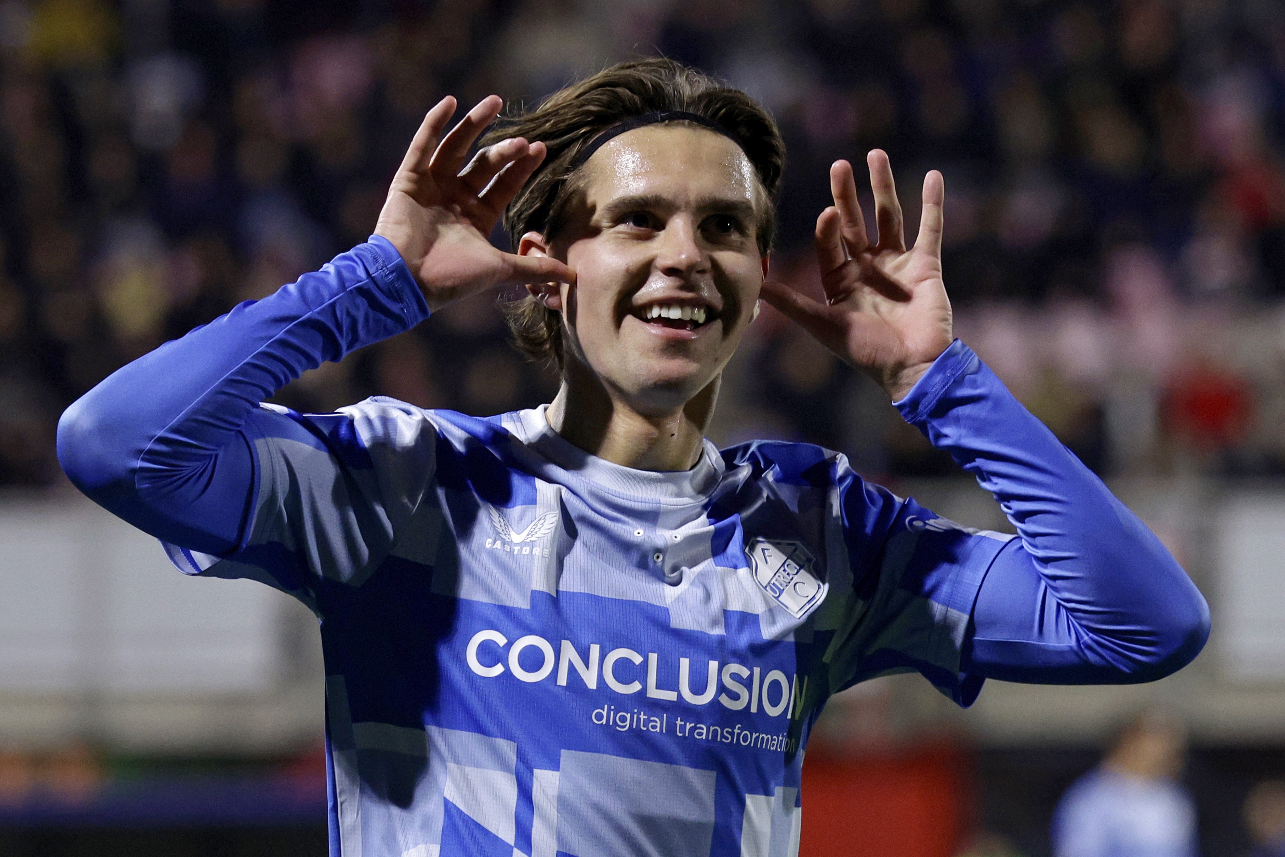 Spelers van verschillende Eredivisieclubs vieren een doelpunt. Met gemiddeld 3,26 goals per wedstrijd is de Eredivisie dit seizoen de meest scorende topcompetitie van Europa.