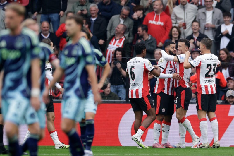 Kenneth Taylor slaapt en Ismeal Saibari kan zo binnen koppen.