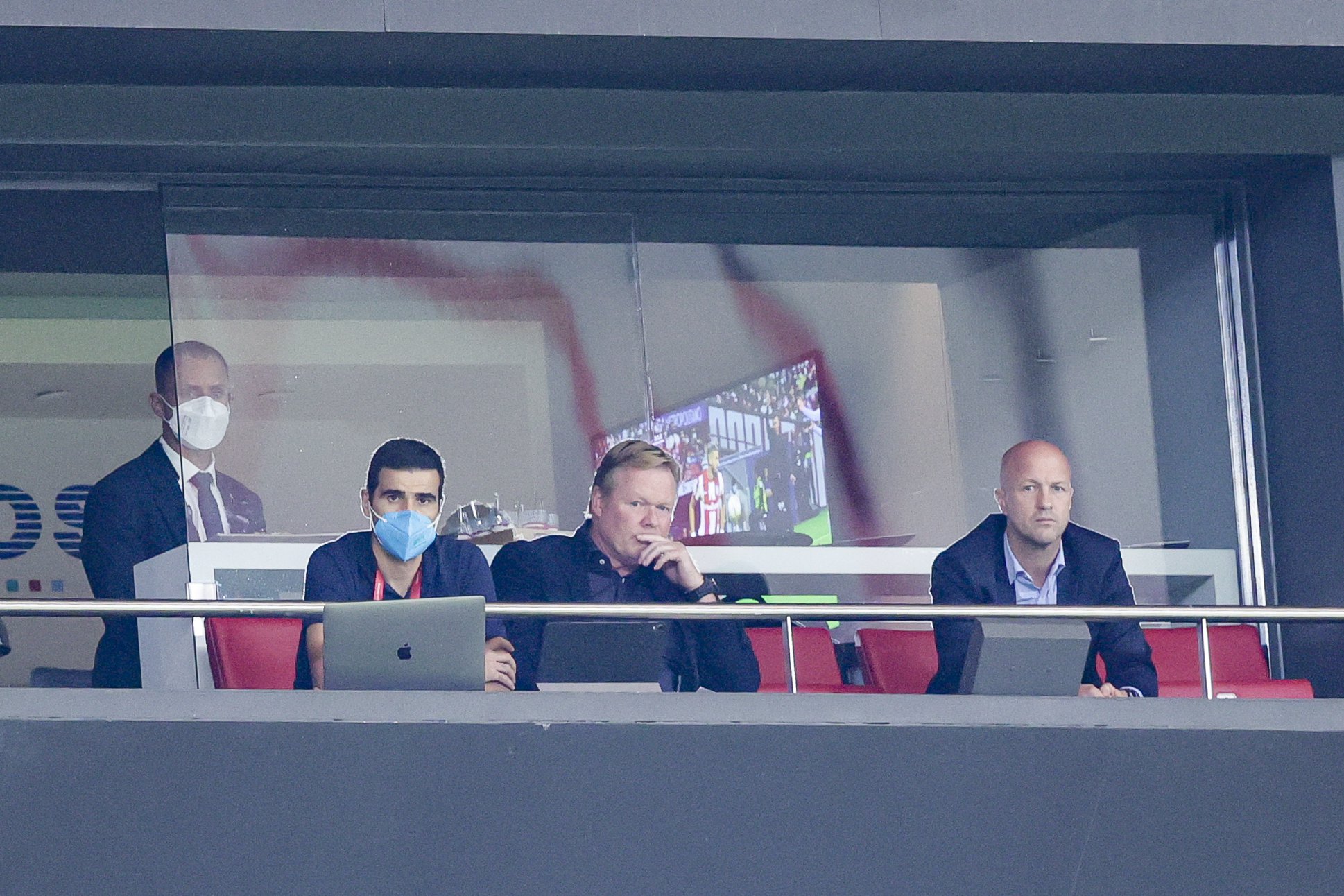 Jordi Cruijff op de tribune met Koeman