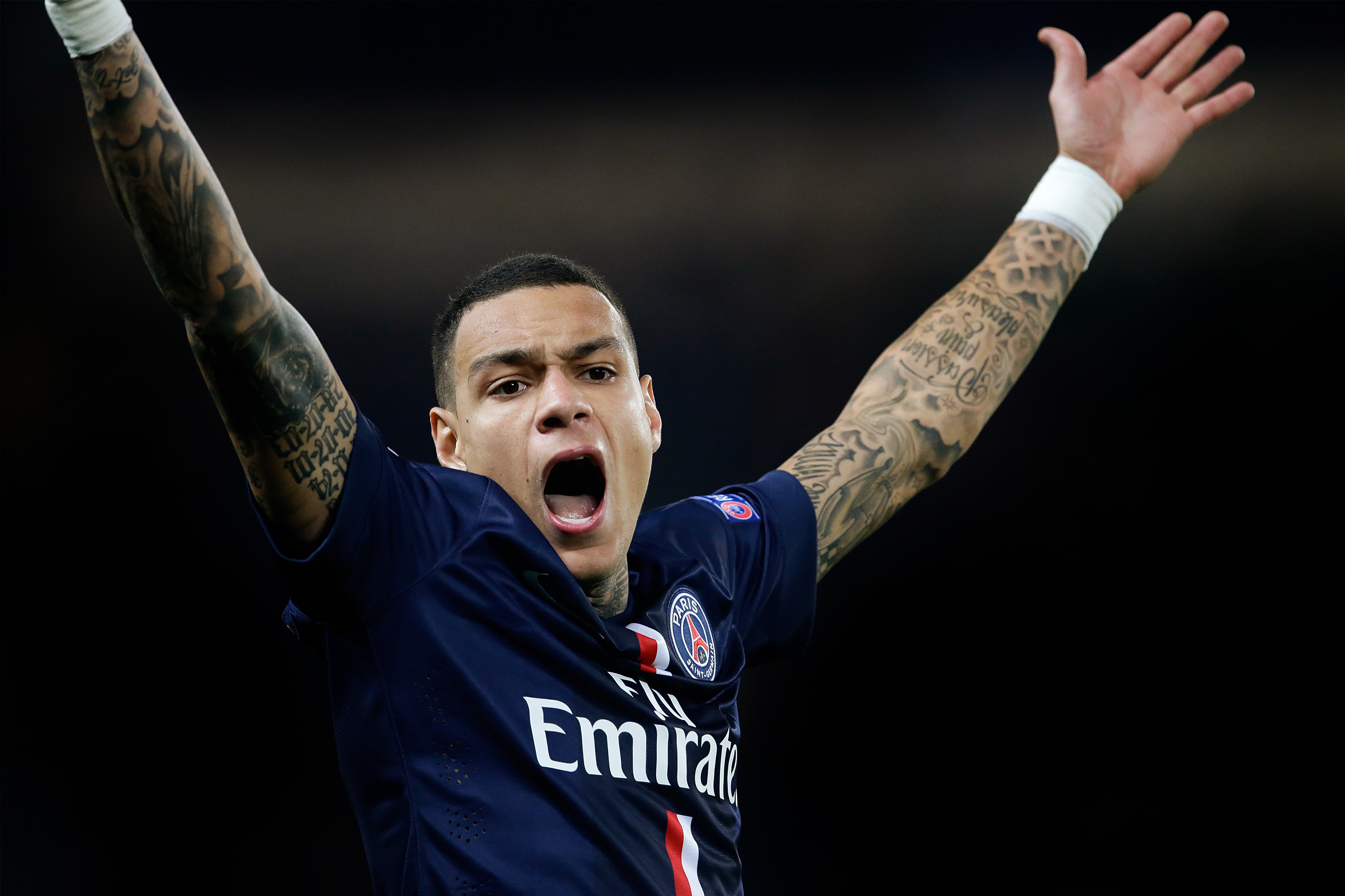 Gregory van der Wiel in actie tijdens zijn periode bij Paris Saint-Germain.