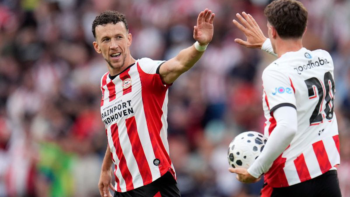 PSV-supportes halen hoop uit eerste minuten tegen Bayer Leverkussen