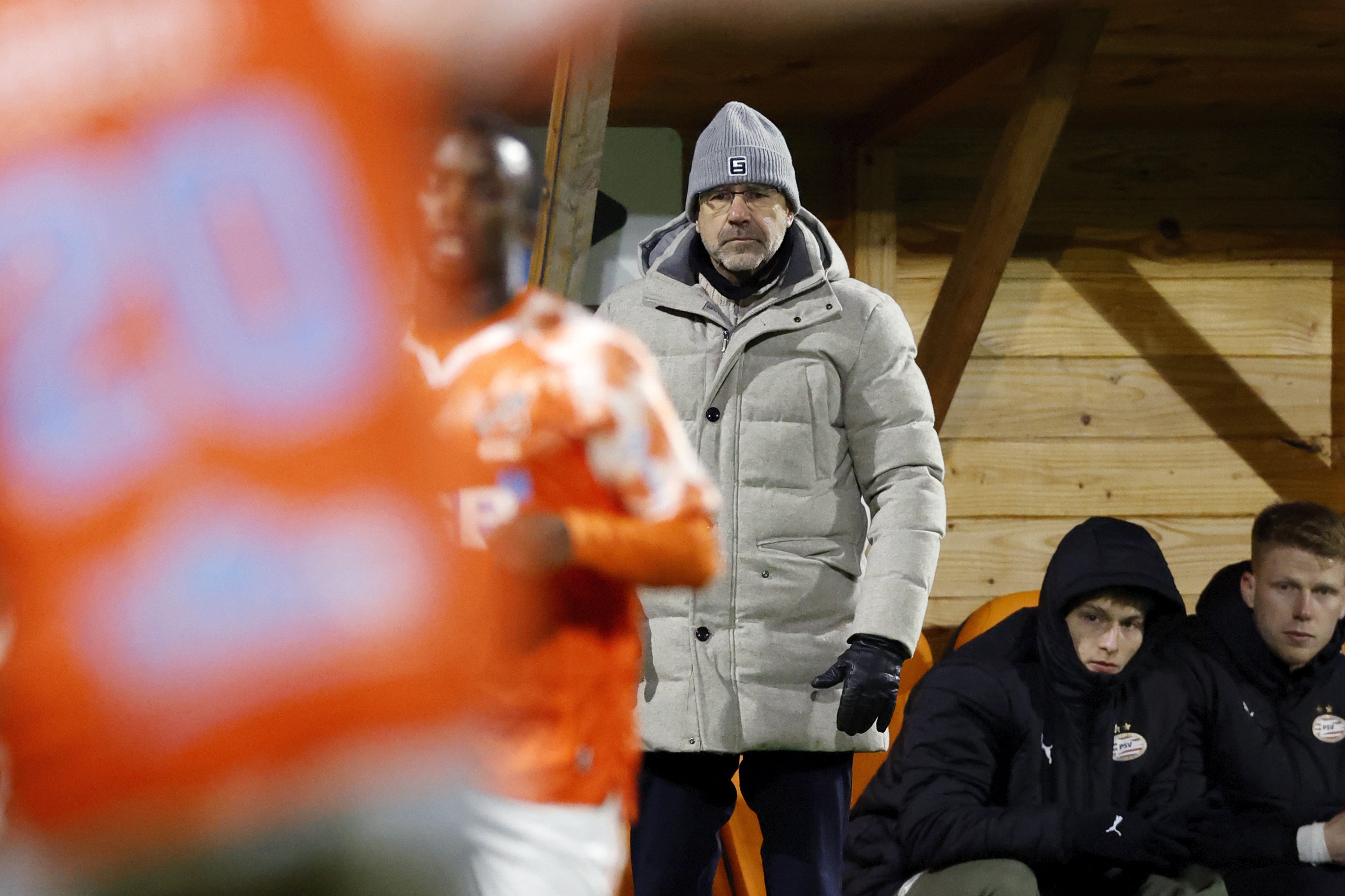 Een balende Peter Bosz kijkt toe hoe zijn ploeg niet langs Volendam komt