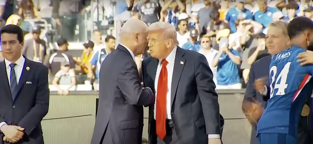 trump stopt de medaille na het wk voor clubteams in zijn zak. "die is voor mij."