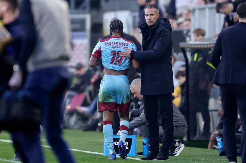 Voor Robin van Persie wordt maandag een belangrijk moment