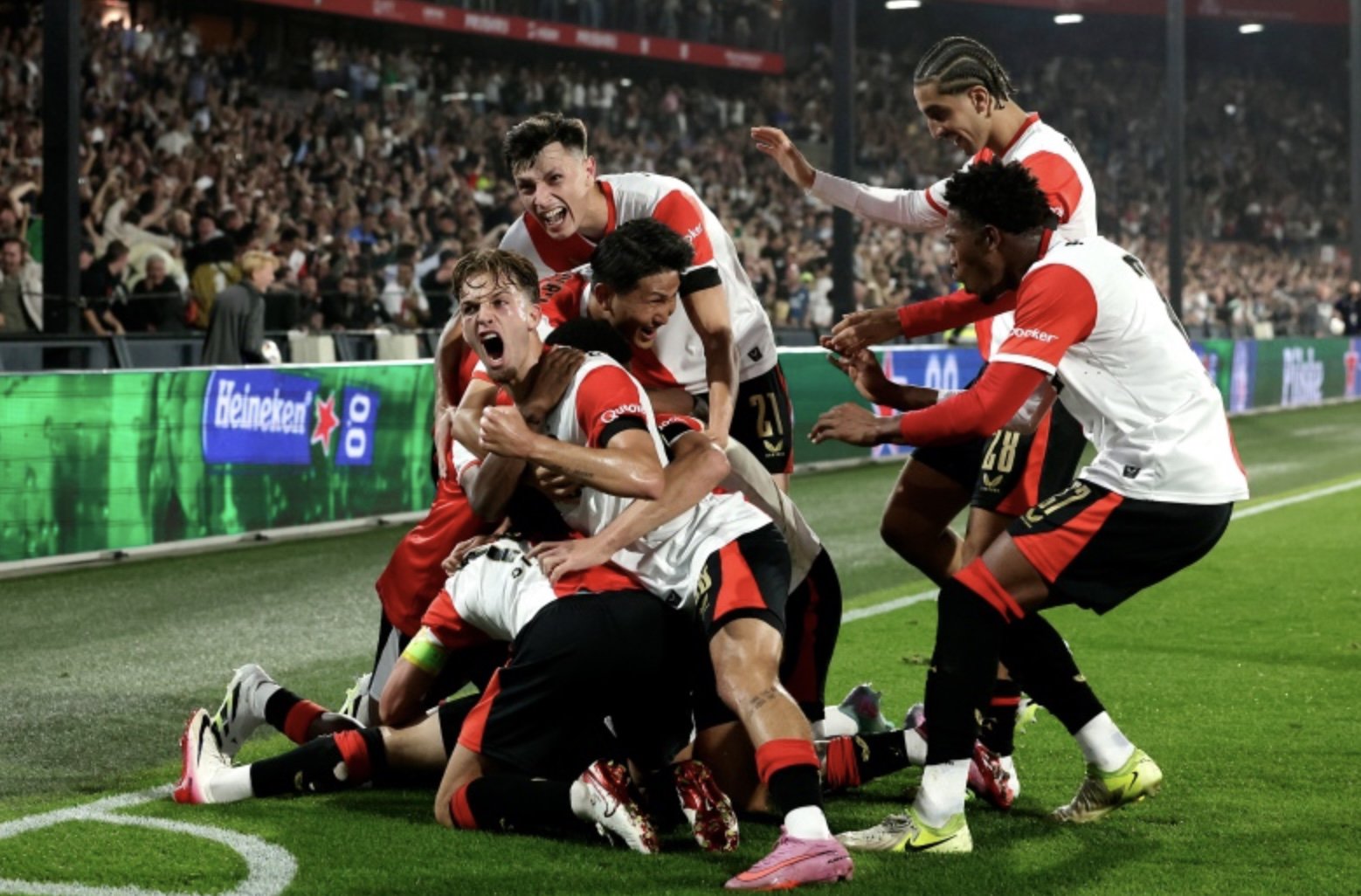 spelers feyenoord vieren feest na de 2-1 zege op fenerbahce. de nederlandse media zijn vol lof over feyenoord