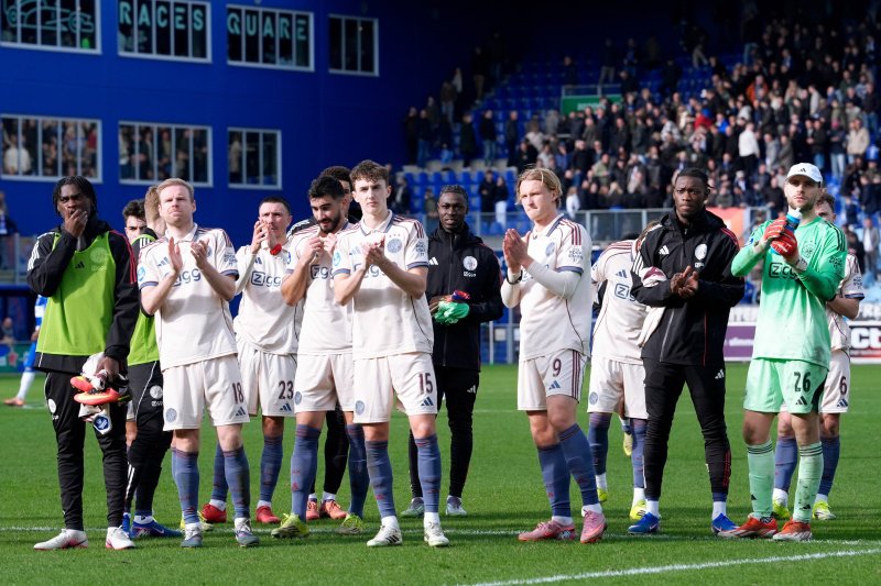 Ajax-spelers bedanken uitvak