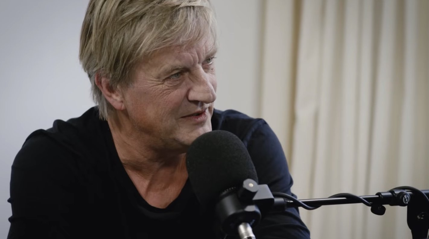 Wim Kieft vertelt openhartig over zijn zware revalidatie na een knieoperatie.