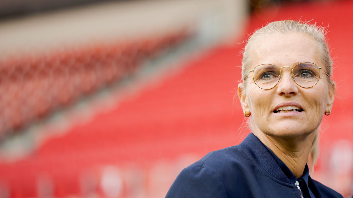 Sarina Wiegman langs de lijn als bondscoach van Engeland. Haar naam werd door Erben Wennemars genoemd als mogelijke trainer van Ajax, maar een overstap lijkt voorlopig niet realistisch. 
