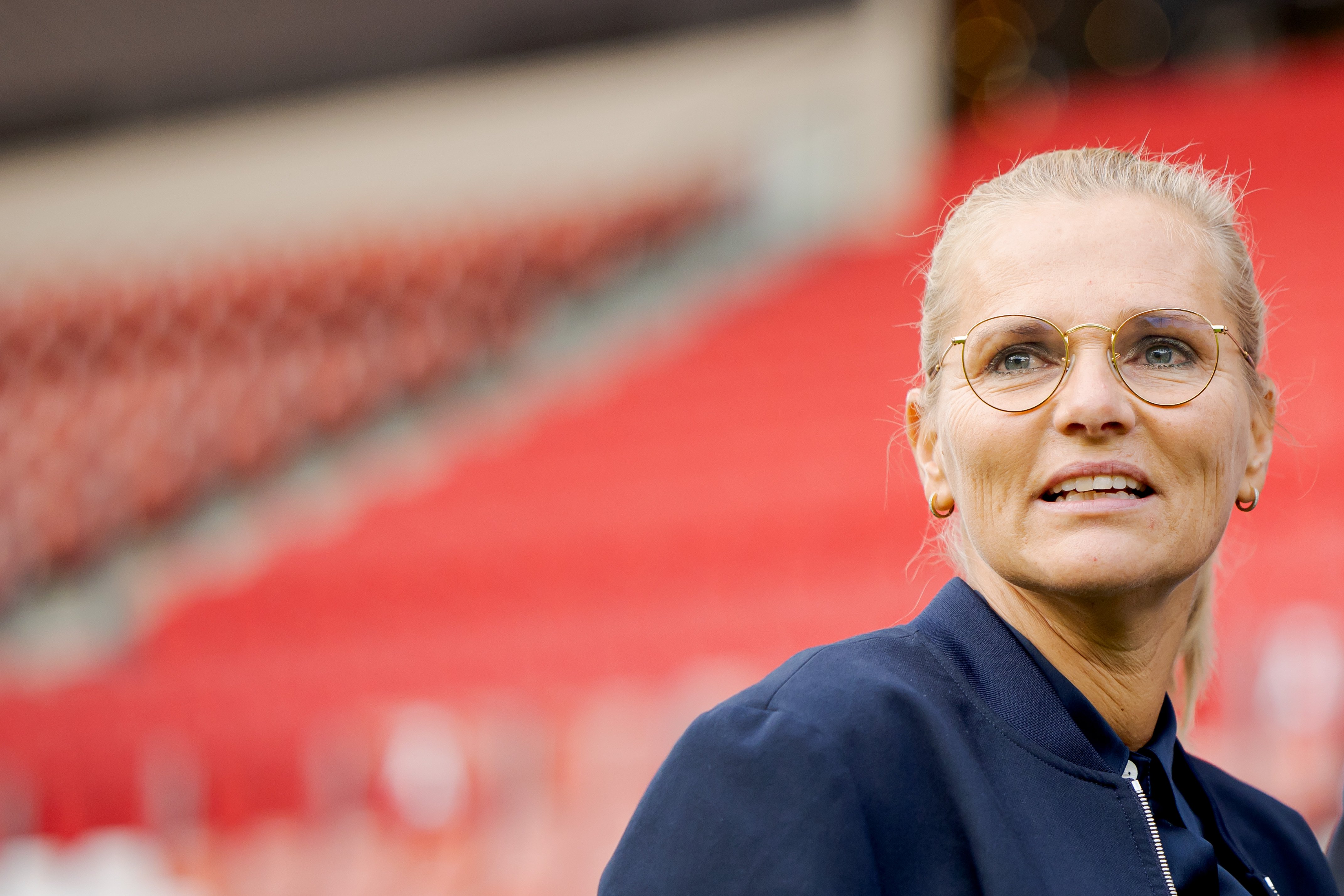 Sarina Wiegman langs de lijn als bondscoach van Engeland. Haar naam werd door Erben Wennemars genoemd als mogelijke trainer van Ajax, maar een overstap lijkt voorlopig niet realistisch. 