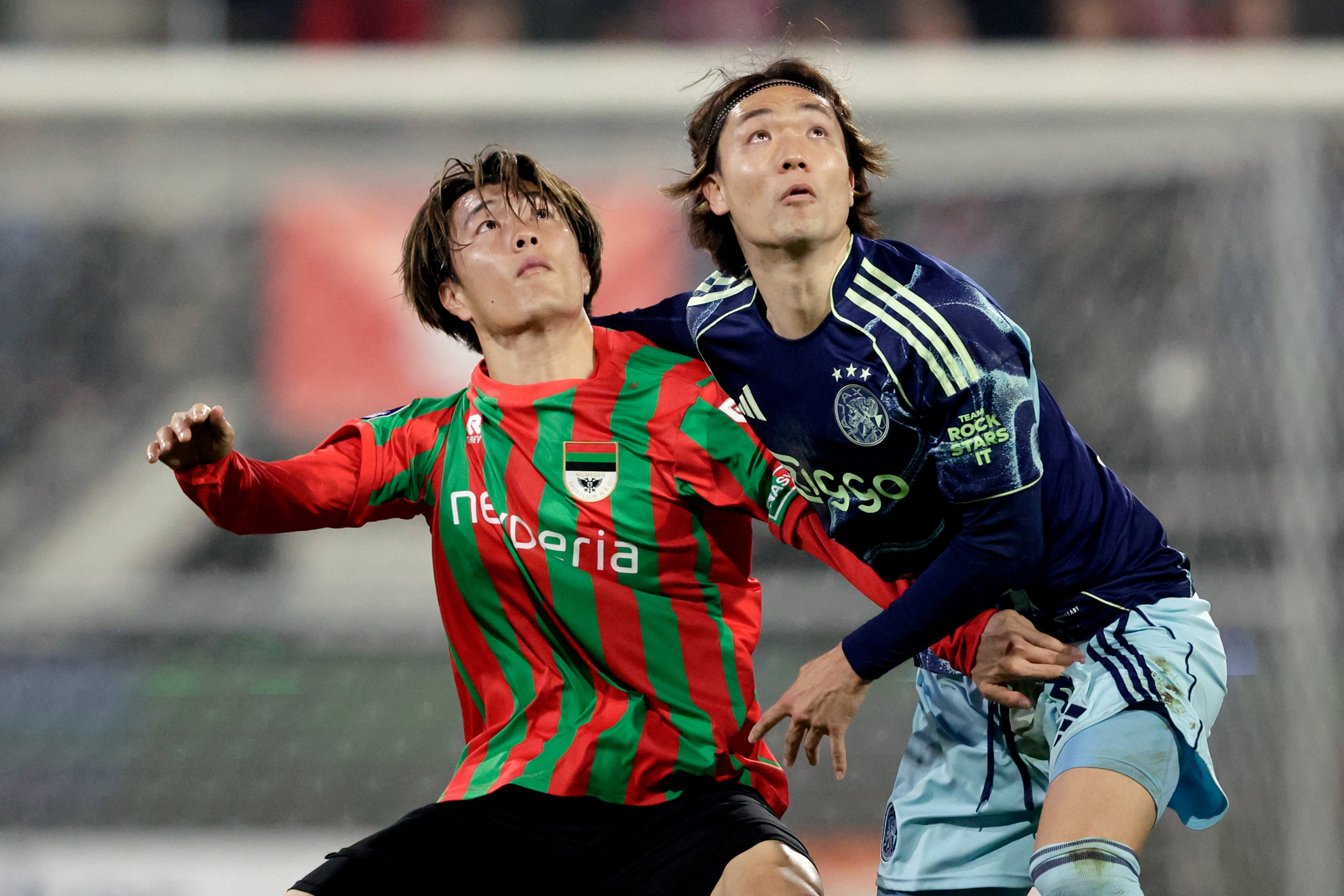 Japanners onder elkaar. Koki Ogawa (NEC Nijmegen, links) versus Ko Itakura van Ajax.