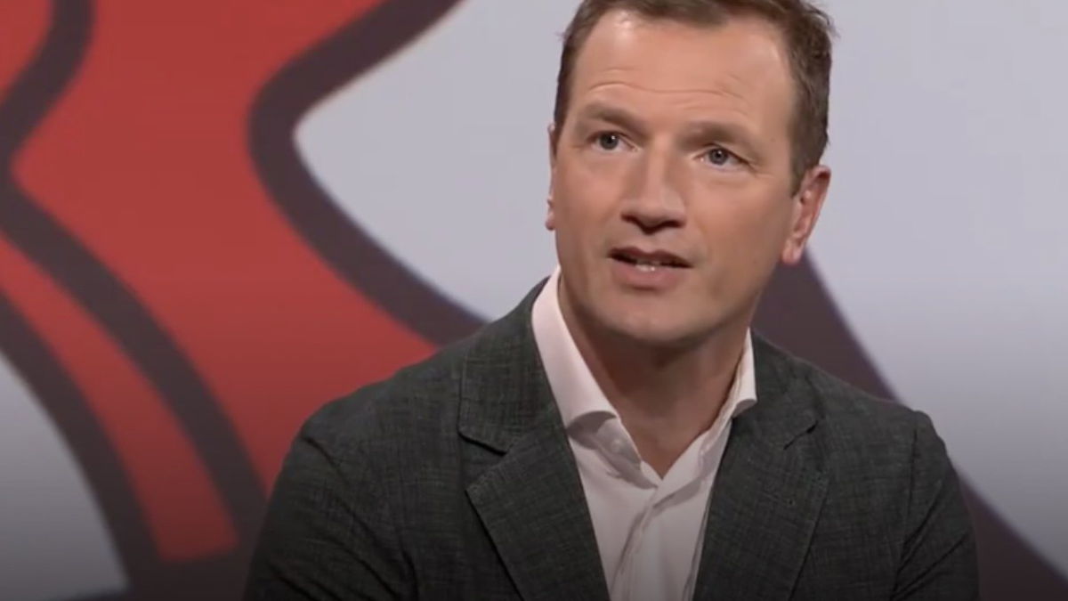 Arnold Bruggink vertelt over de Ajax-transfer van Youri Regeer, die precies samenviel met de crematie van zijn moeder.