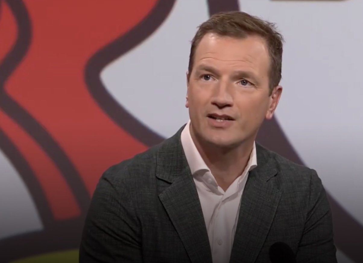 Arnold Bruggink vertelt over de Ajax-transfer van Youri Regeer, die precies samenviel met de crematie van zijn moeder.