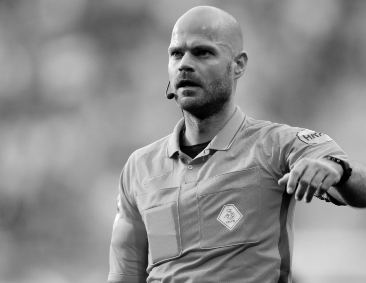 Het overlijden van Rob Dieperink (38) haalt wereldwijd de krantenkoppen. Buitenlandse media benadrukken vrijwel allemaal dat de Nederlandse scheidsrechter eerder dit jaar door de FIFA uit de WK-selectie werd geschrapt.