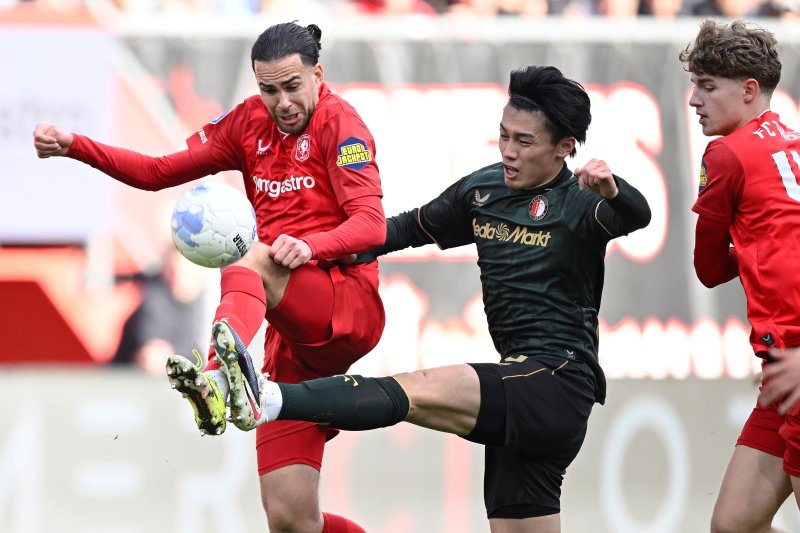 Ramiz Zerrouki in duel met Ayase Ueda