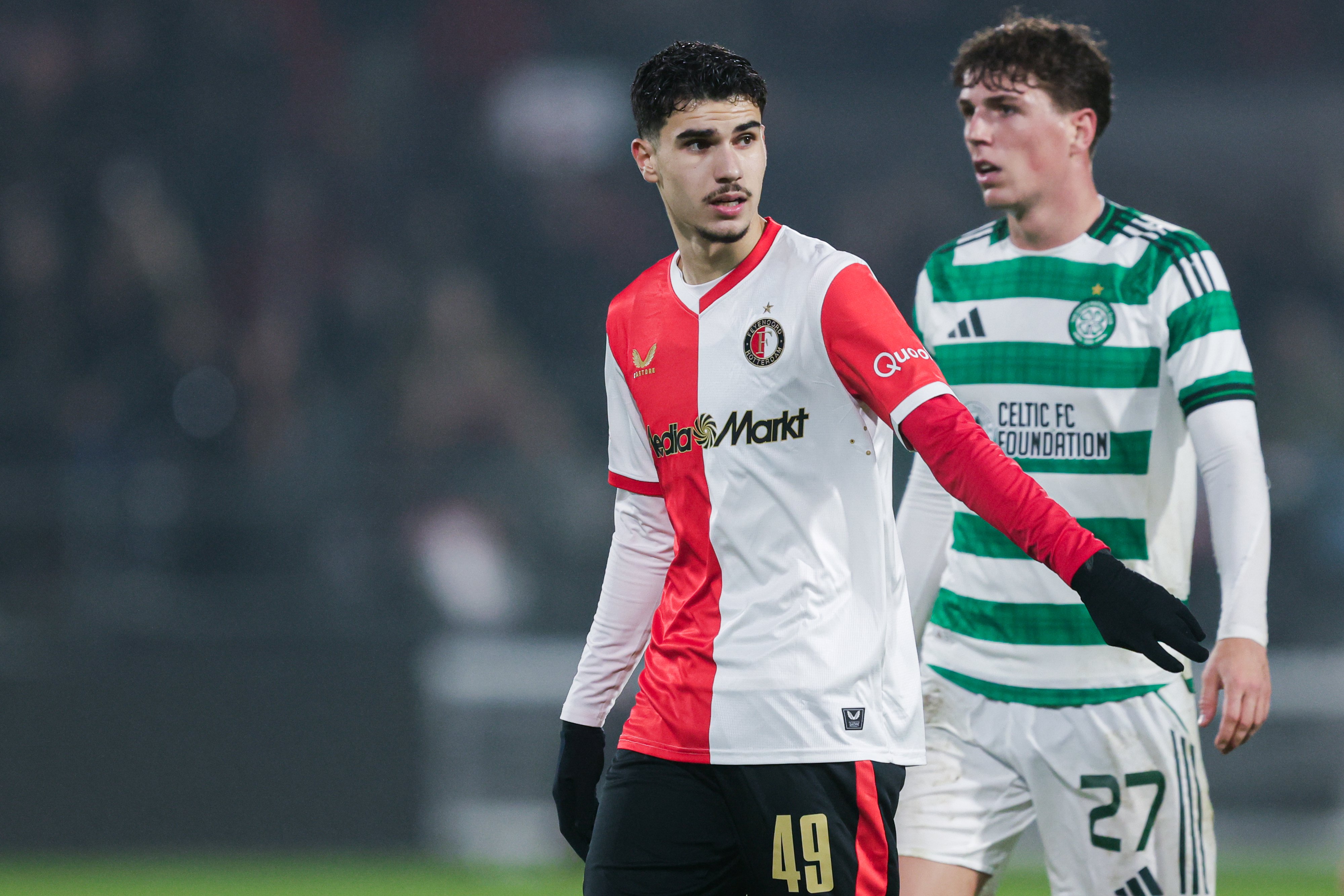 Shaqueel van Persie in actie tijdens een wedstrijd van Feyenoord, de talentvolle aanvaller die nu onderwerp is van discussie rond zijn interlandkeuze.