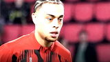 Sergiño Dest moet zich al na twintig minuten laten wisselen met een blessure tijdens PSV - Elversberg.