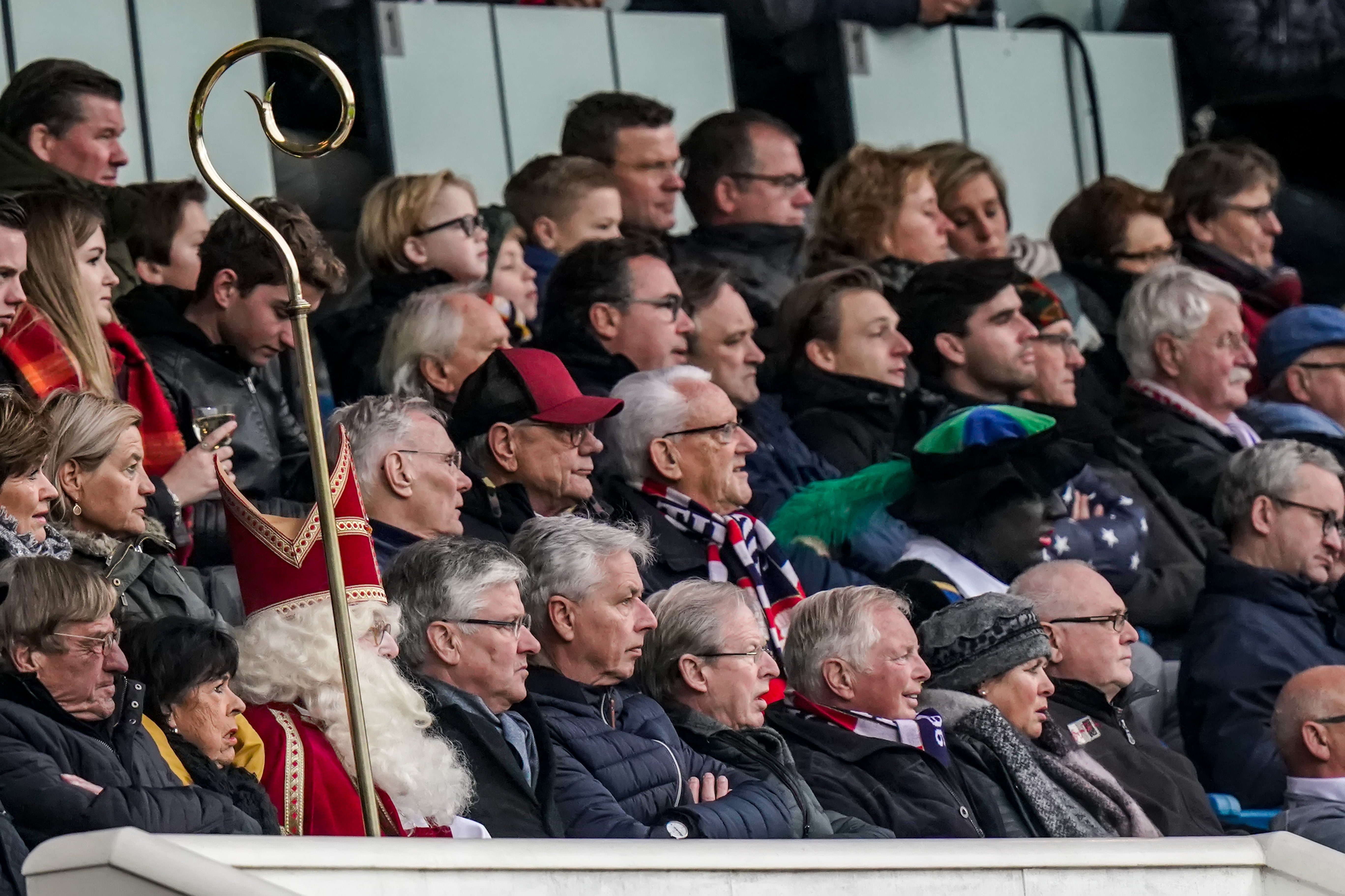 sinterklaas op de tribunes in een voetbal stadion