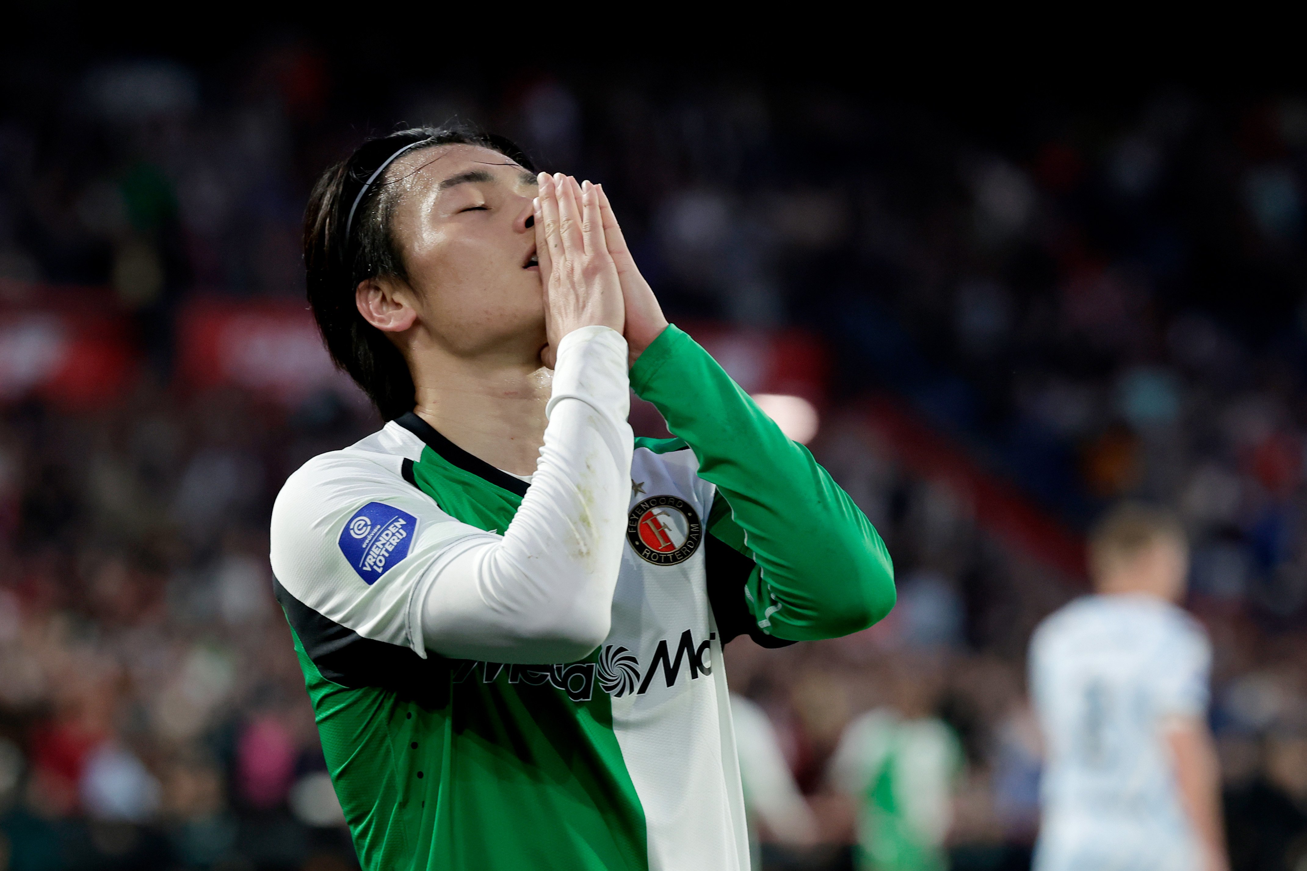 Ueda juicht na een doelpunt voor Feyenoord