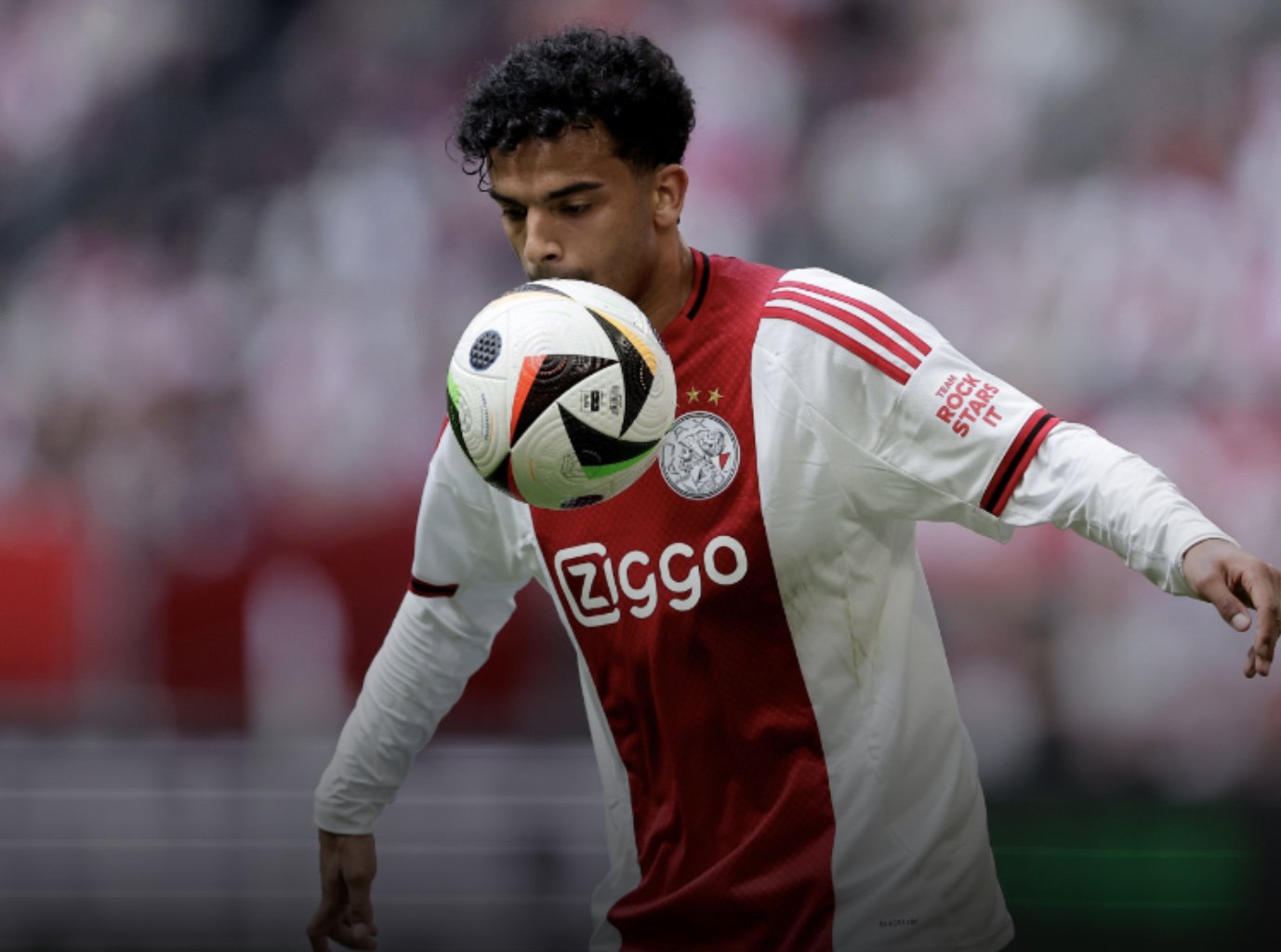 Owen Wijndal tijdens wedstrijd bij Ajax: voelt zich volwassener en wil nu een leider zijn