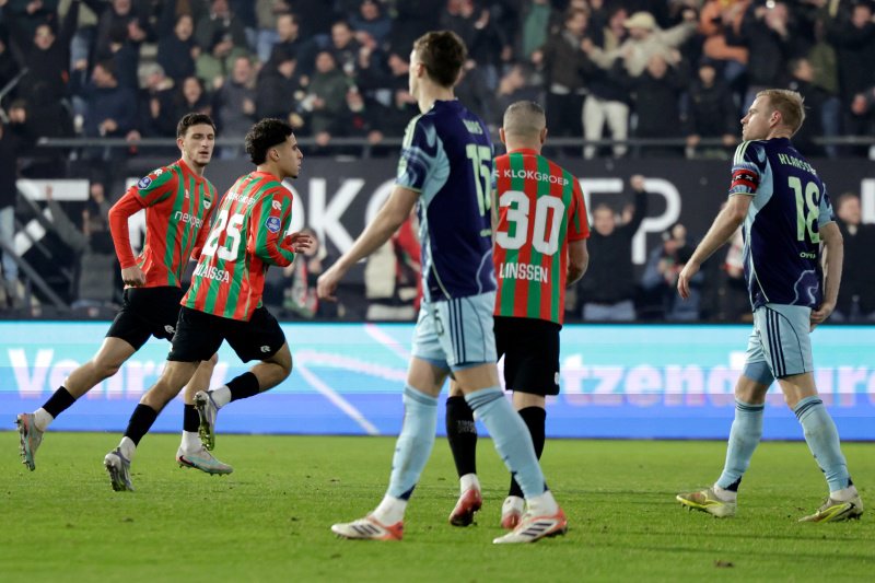 Ajax worstelt in De Goffert: NEC komt terug, Ouaissa gaat van veld