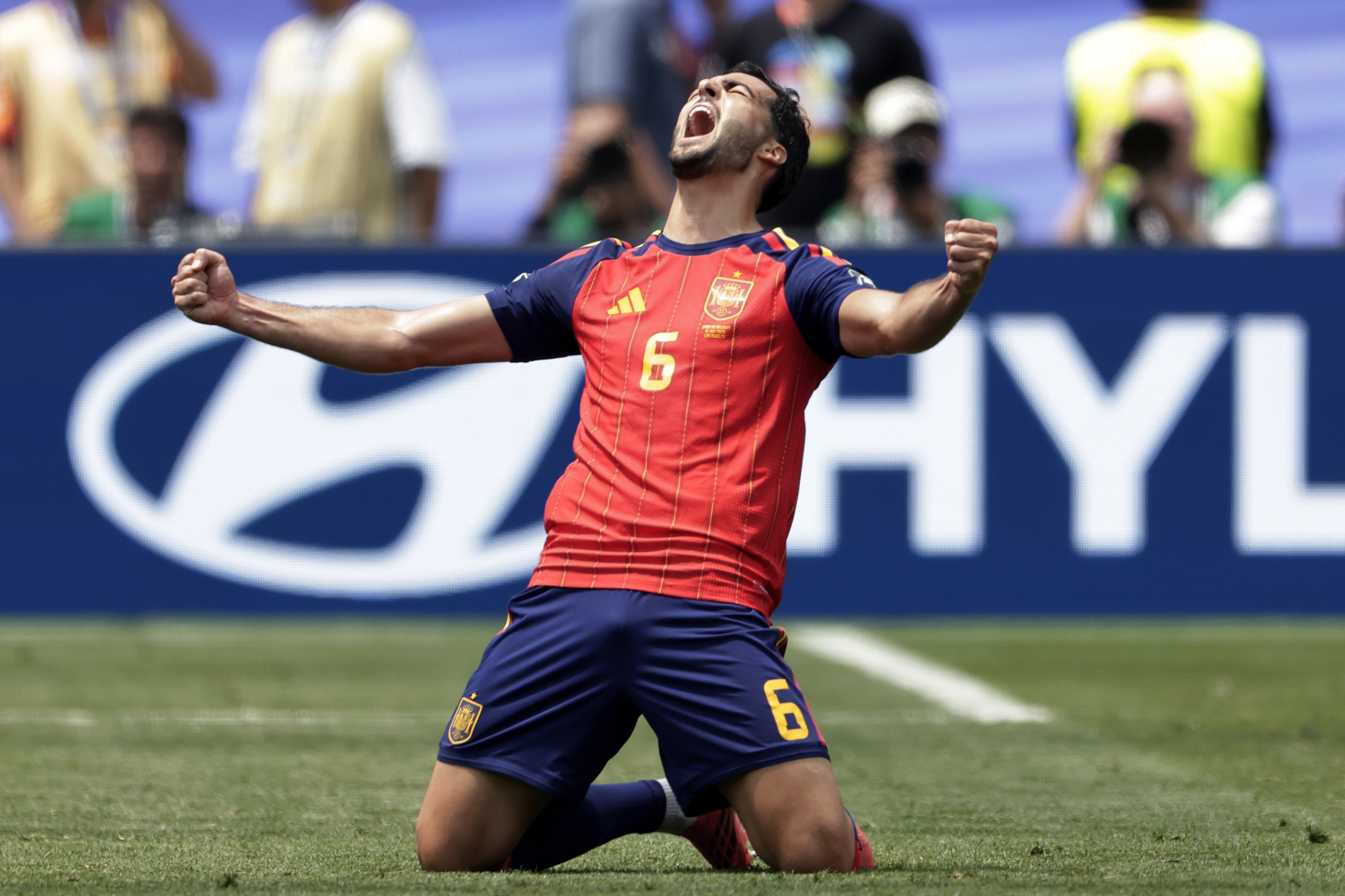 Mikel Merino viert een doelpunt voor Spanje tijdens het WK. De middenvelder van Arsenal groeide uit tot een van de belangrijkste invallers van La Roja.