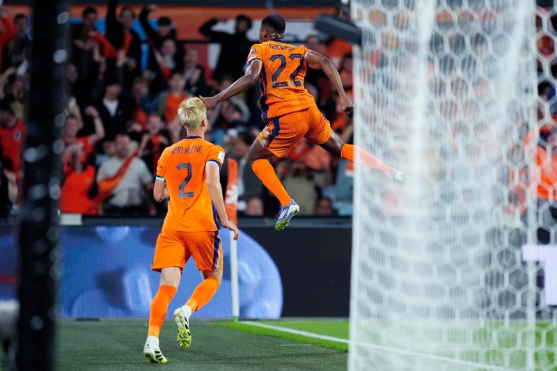 Oranje-kijkers reageren op eerste helft: Dumfries hoort absoluut in de top-3!