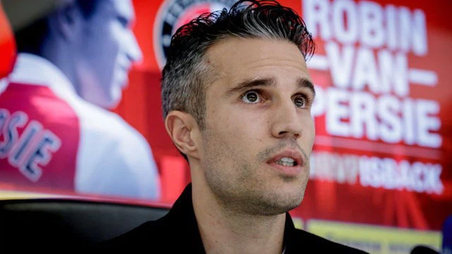 Het onderzoek naar trainersontslagen verklaart waarom Van Persie voorlopig blijft