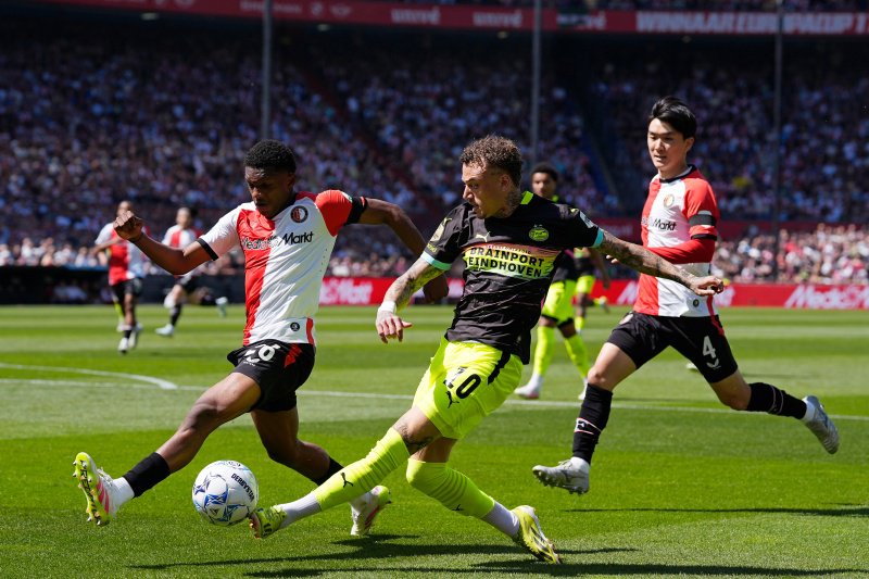 VOORBESCHOUWING: Ueda in topvorm, Bosz op jacht: wie pakt de macht in De Kuip?