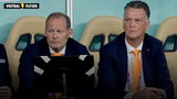 Louis van Gaal samen met Danny Blind op de bank tijdens het WK van 2022 in Qatar.