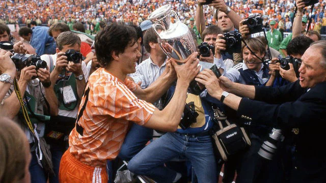 De lege stoel die Rinus Michels achterliet in 2005