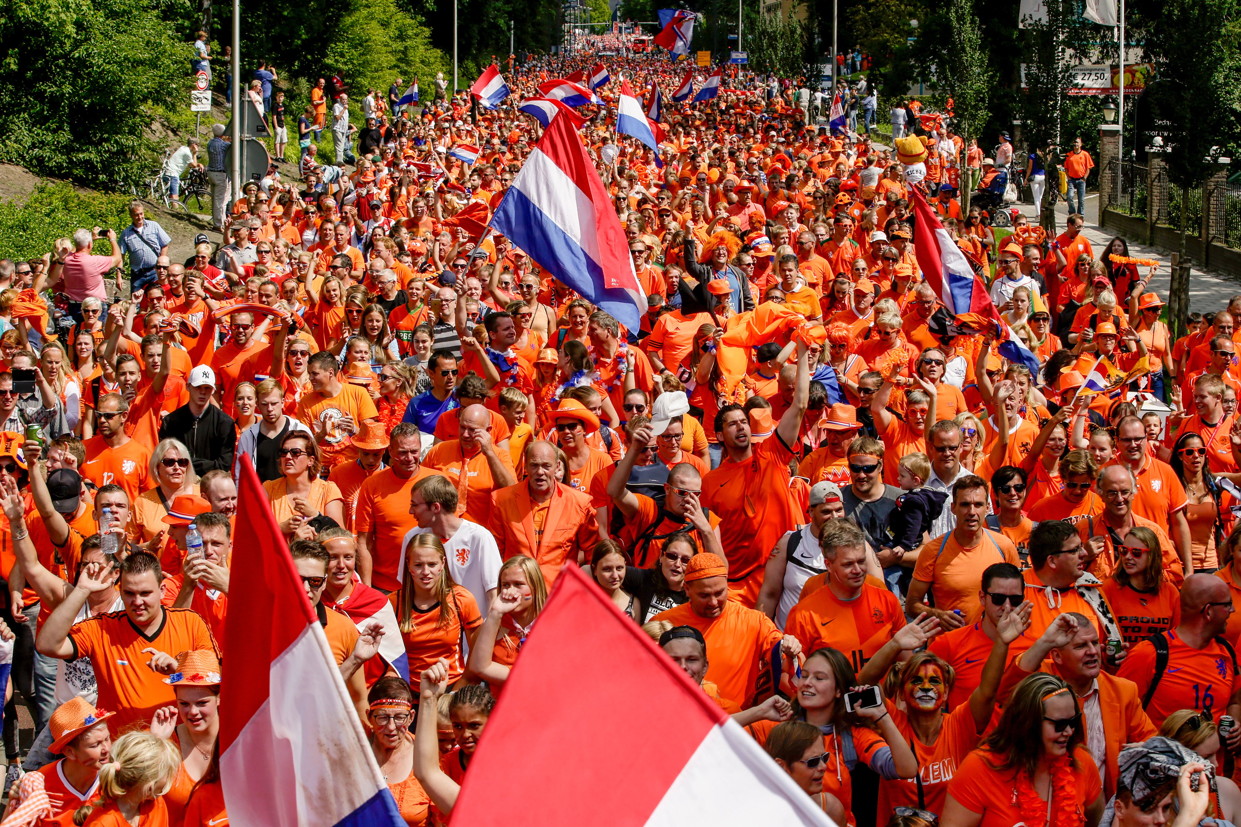 Oranje-supporters verzamelen zich tijdens een Oranjeparade voorafgaand aan een interland van het Nederlands elftal.