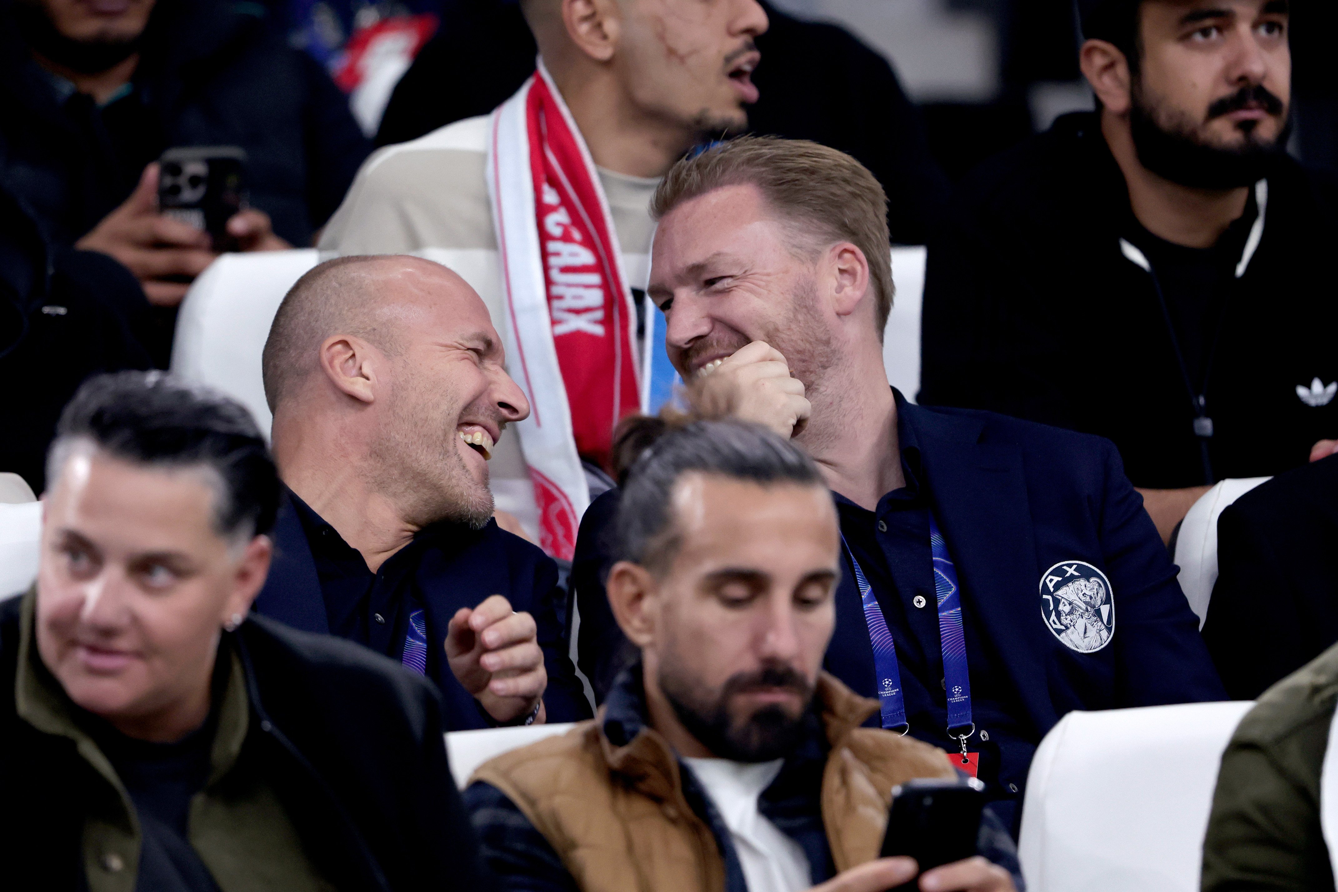 Ajax' technisch directeur Alex Kroes op de tribune naast Marijn Beuker.